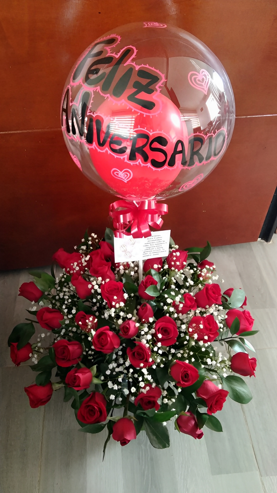 Arreglo por 50 rosas y globo personalizado R96